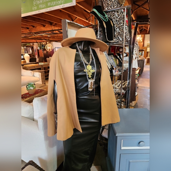 🤎Classic Camel Colored Cape with Pockets😍 Limited quantities available🤎 - Picture 5 of 17